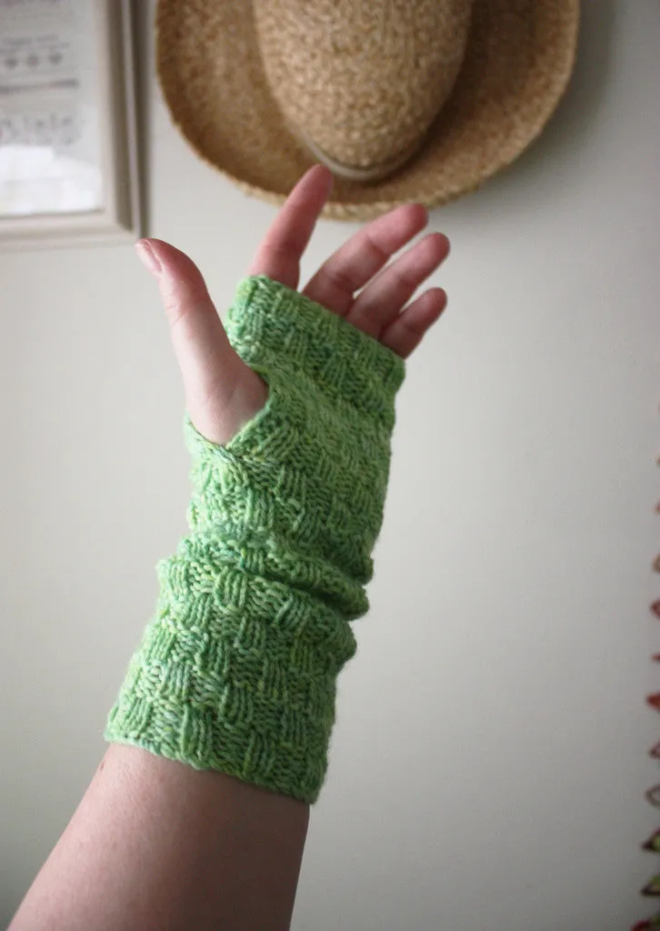 Cheques Fingerless Mittens (Mitts) Knitting Pattern